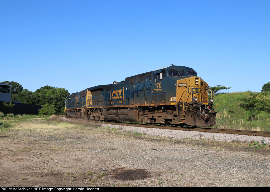 CSX 170 leads train L620-10 towards the yard